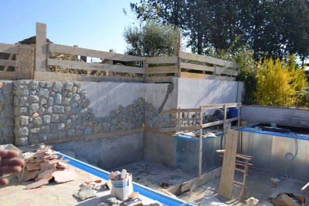 Pietra di Luserna: rivestimento  di una piscina con bugnato irregolare di luserna